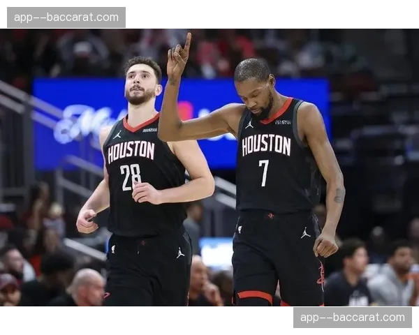 火箭加时赛领先13分遭逆转，关键时刻心态崩盘与战术执行混乱